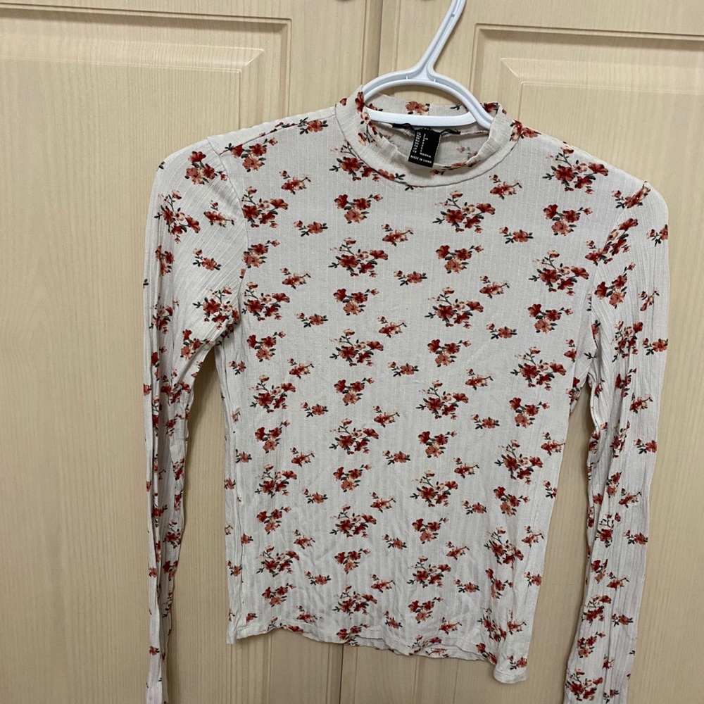 Forever 21 mock neck floral long sleeve shirt🌸🌸